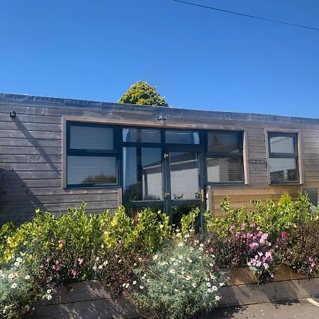1-Bedroom Chalet With Parking On Site Looe Esterno foto